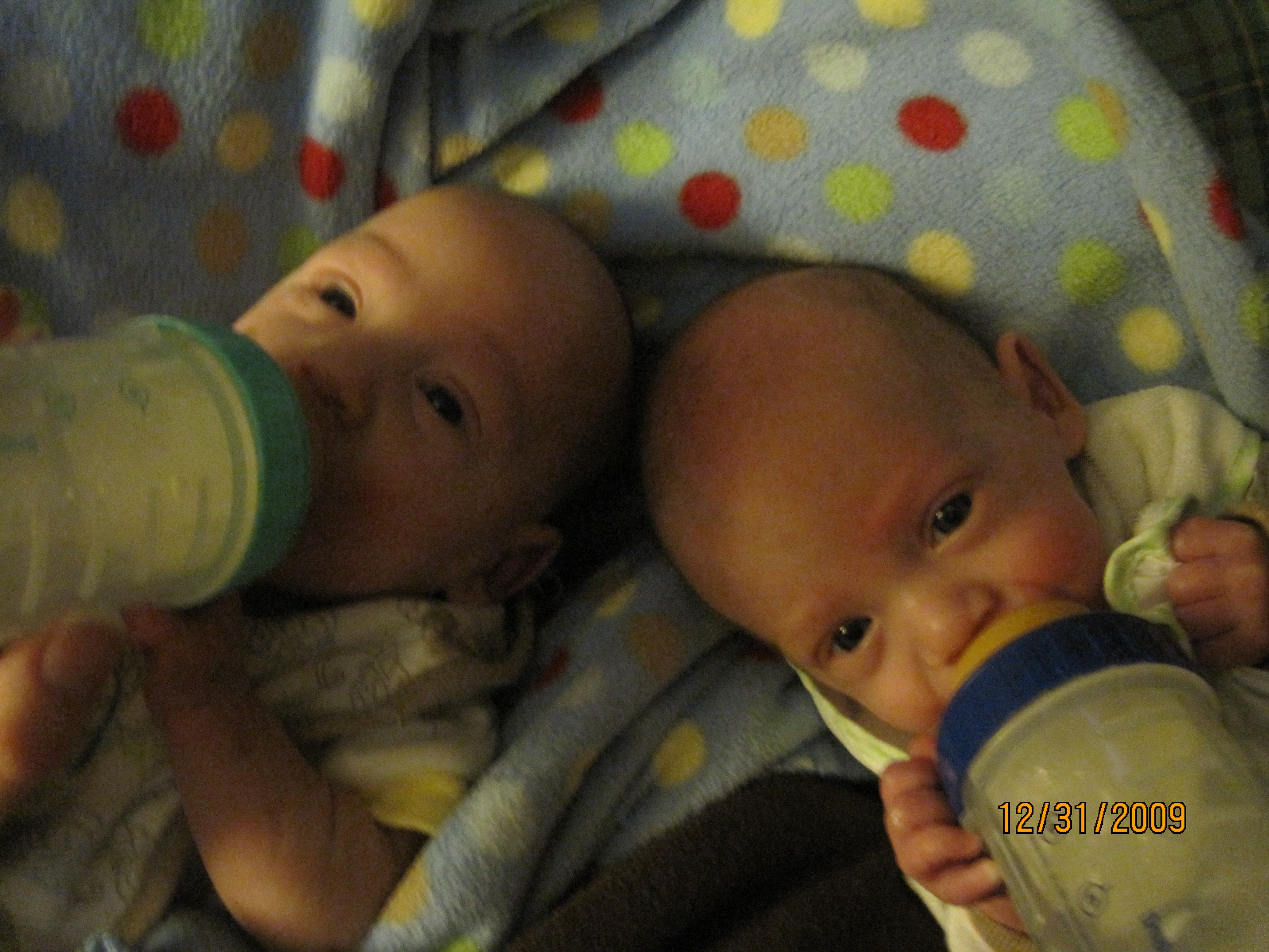 bottle-feeding-twins-twiniversity